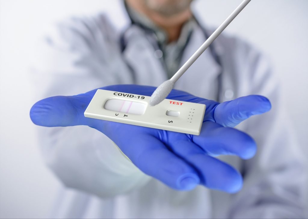 10/4/2021. Υποχρεωτικό Self-tests: επιστροφή όλων των μαθητών λυκείου στο σχολείο με ασφάλεια.