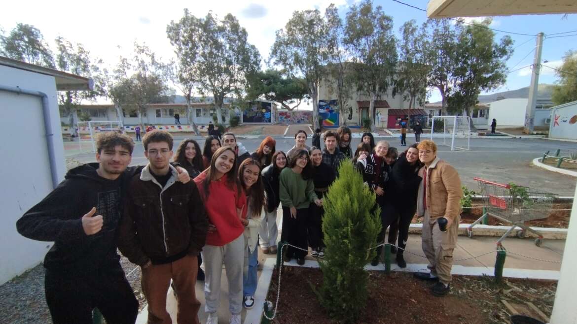 Μία ωραία πρωτοβουλία της Γ Λυκείου: Φύτεψαν δέντρο στο σχολείο μας!